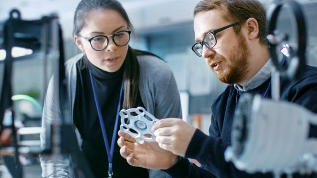 Zusammenarbeit von Ingenieuren bei der Teilekonstruktion