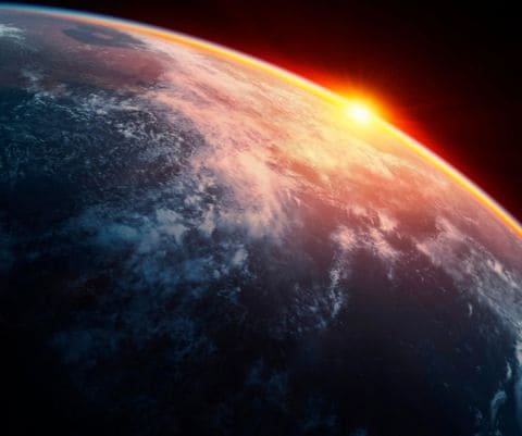 Sonnenaufgang über der Erde vom Weltraum aus gesehen