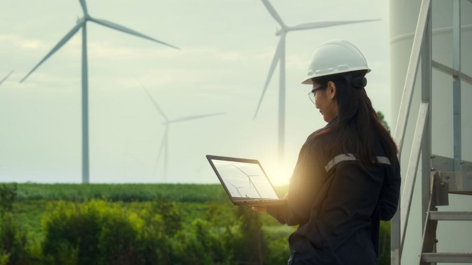 Ingenieur für erneuerbare Energien bei der Arbeit in einem Windpark