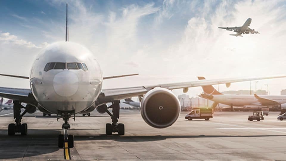 Auf dem Rollfeld des Flughafens geparkte Passagierflugzeuge 