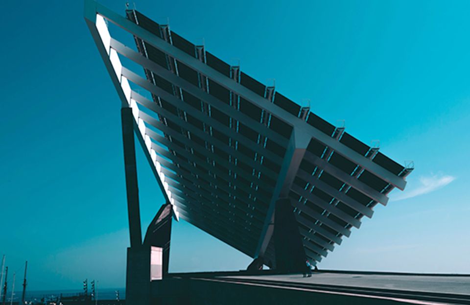 Photovoltaik auf dem Dach am Parc del Fòrum in Barcelona