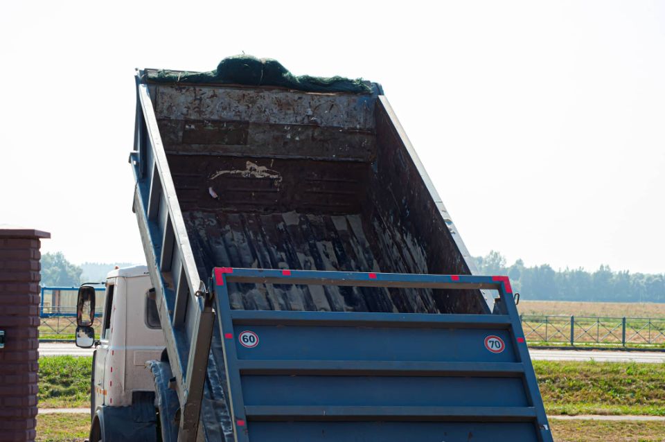 Flow liners for heavy equipment beds