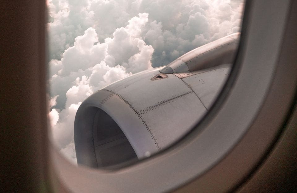 客席の窓から見た旅客機のタービン