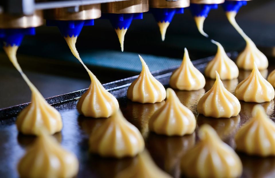 Icing nozzles made from blue food safe plastic in a food manufacturing facility